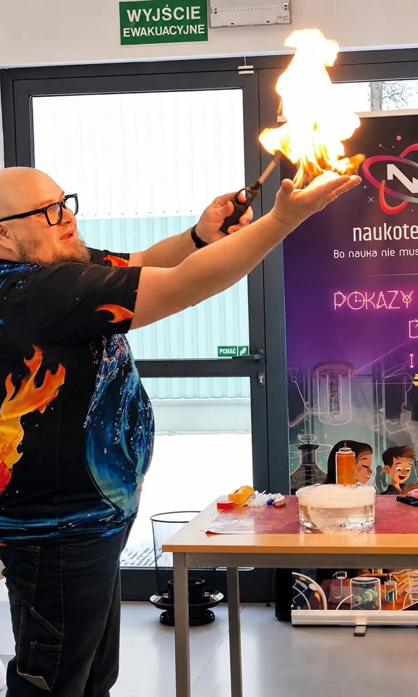 Maciej Gomułka z ogniem na dłoni podczas pokazu